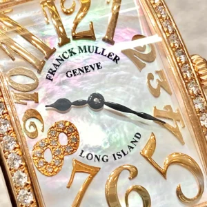 Không thể không nhắc đến dòng chữ tên thương hiệu Franck Muller Geneve được đặt tinh tế ngay dưới góc 12h, và dòng chữ "Swiss Made" nhỏ nhắn tại góc 6h. Đây là những chi tiết nhỏ nhưng mang ý nghĩa lớn, khẳng định chất lượng và nguồn gốc cao cấp của sản phẩm.