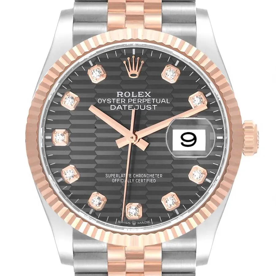 Rolex Datejust 126231 có mặt kính sáng bóng