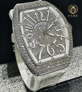 Franck Muller V32 Automatic Kim Cương Độ sử dụng chất liệu ốc quý hiếm, mặt số không chỉ mang lại vẻ ngoài độc đáo mà còn tạo ra hiệu ứng lấp lánh khi tiếp xúc với ánh sáng.