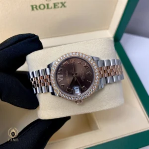 Mặt đồng hồ màu sô-cô-la với hiệu ứng tia mặt trời là điểm nhấn chính của Rolex Datejust 278271