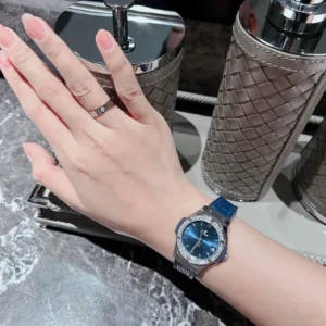 Hublot Classic Fusion Titanium Blue Diamonds 38mm chắc chắn là lựa chọn lý tưởng cho những ai tìm kiếm một chiếc đồng hồ vừa mạnh mẽ, vừa tinh tế, vừa hiện đại mà vẫn giữ được giá trị cổ điển.