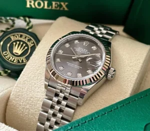 Giá của một chiếc đồng hồ Rolex chính hãng cũng phụ thuộc vào năm sản xuất và độ hiếm của nó