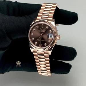 Mặt số màu chocolate của Rolex Datejust 31 ref. 278275 là điểm nhấn thu hút ánh nhìn đầu tiên.