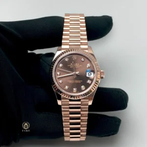 Phiên bản Rolex Datejust 31 ref. 278275 là một đại diện xuất sắc trong dòng sản phẩm này, được chế tác đặc biệt để tôn vinh sự duyên dáng và đẳng cấp của phái đẹp.