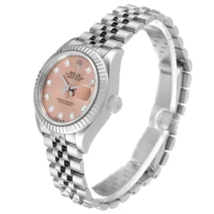 Với cơ chế hoạt động tự động, ô báo ngày của Rolex Lady Datejust 279174 sẽ tự động nhảy sang ngày mới vào lúc 12 giờ đêm. Điều này không chỉ tiện lợi cho người dùng mà còn thể hiện sự chính xác và đáng tin cậy của bộ máy bên trong.