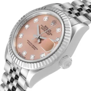 Điều khiến Rolex Lady Datejust 279174 thực sự trở thành một biểu tượng của phái đẹp chính là mặt số hồng phớt dịu dàng và thanh lịch.