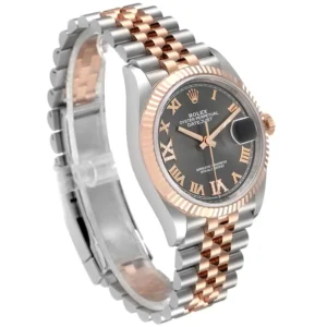 Mẫu Datejust 36 126231-0024 nổi bật với vành bezel vàng hồng Everose, được chế tác cẩn thận với các đường chia khía tinh xảo