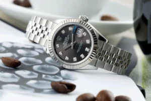 Sở hữu một chiếc đồng hồ Rolex chính hãng không chỉ là để xem giờ mà còn là để thể hiện phong cách, vị thế xã hội và thậm chí là một khoản đầu tư lâu dài.