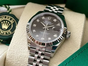 Giá của Đồng hồ Rolex Datejust chính hãng rẻ nhất thường khởi điểm từ 7.000 USD, phụ thuộc vào kích cỡ, chất liệu và kiểu mặt số.