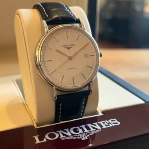 Longines được biết đến là thương hiệu đồng hồ Thụy Sỹ có thiết kế siêu mỏng, phù hợp với người yêu thích phong cách nhẹ nhàng, thanh thoát.